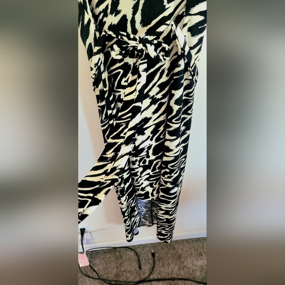 Chic Black and White Abstract Print Dress - Picture 16 of 16